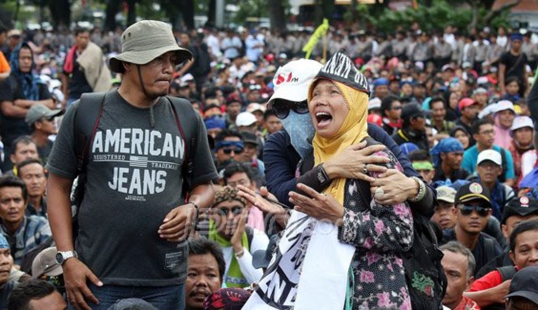 Ribuan honorer K2 melakukan aksi unjukrasa pada hari ke-3 di depan Istana Merdeka, Jakarta, Jumat (12/2). Mereka meminta presiden Jokowi mengangkat honorer K2 menjadi PNS. Foto: Ricardo/JPNN.com - JPNN.com
