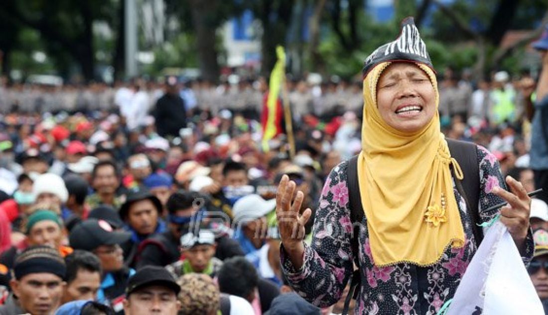Ribuan honorer K2 melakukan aksi unjukrasa pada hari ke-3 di depan Istana Merdeka, Jakarta, Jumat (12/2). Mereka meminta presiden Jokowi mengangkat honorer K2 menjadi PNS. Foto: Ricardo/JPNN.com - JPNN.com