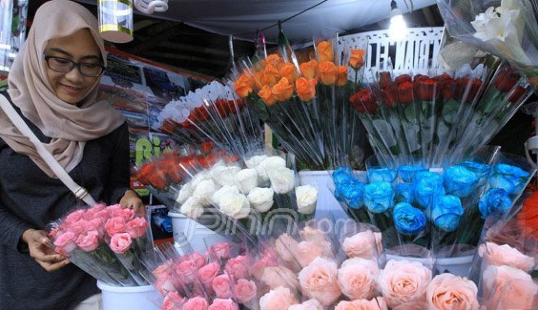 Calon pembeli sedang memilih bunga di sebuah kios di jln. Otista kota Bogor, Jumat (12/2). Menjelang perayaan Valentine Day, pedagang bunga mulai kebanjiran pesanan. Foto: Sofyansyah/Radar Bogor/JPNN.com - JPNN.com