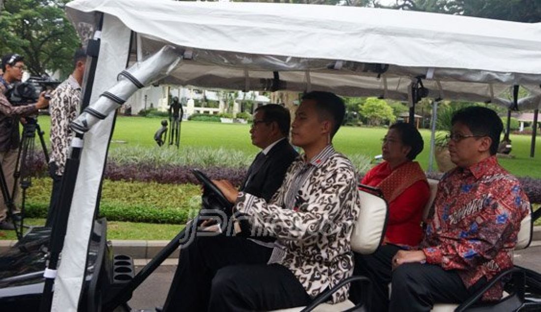 Mantan presiden Megawati Soekarnoputri bersama sekretaris Jendeal PDIP, Hasto Kristiyanto dan Sekertaris kabinet (Seskab) Pramono Anung saat akan mengikuti prosesi pelantikan kepala daerah terpilih di Istana Negara Jakarta, Jumat (13/2). Foto: Natalia/JPNN.com - JPNN.com