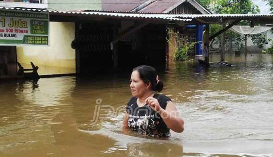 BANJIR: Kondisi banjir di Dusun Lubuk Lagak, Desa Lubuk Dagang, Kecamatan Sambas, Sabtu (13/2). Ribuan rumah di Sambas terendam banjir akibat tingginya intensitas hujan selama empat hari terakhir. Foto: Hari/Pontianak Post/JPNN.com - JPNN.com