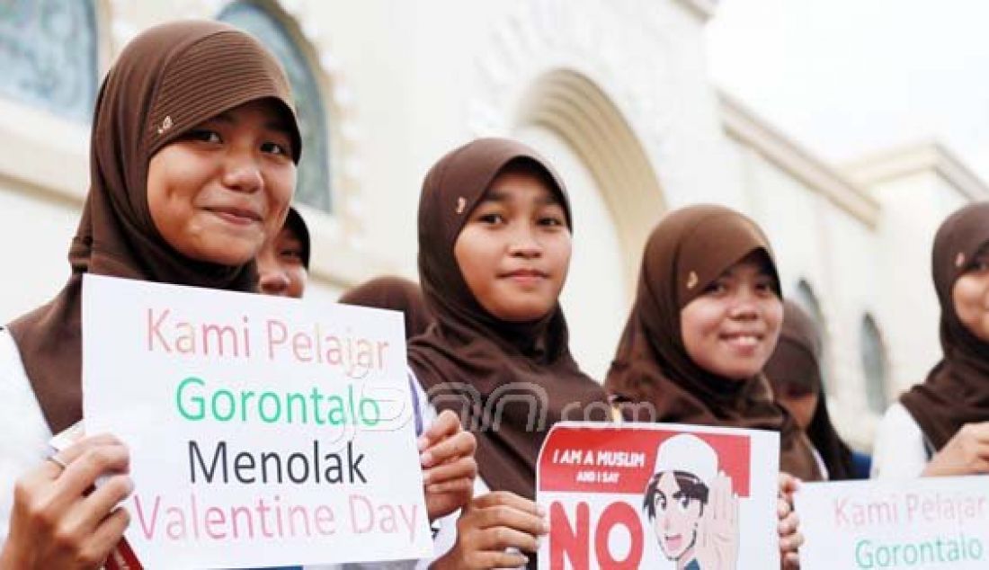 Para siswa dan siswi dari sekolah menengah atas di Gorontalo berkumpul di Masjid Baiturrahim Limboto. Mereka bersatu dengan slogan No Valintine Day sebagai ungkapan penolakan terhadap perayaan Hari Valentine, Jumat, (12/2). Foto: Natha/Gorontalo Post/JPNN.com - JPNN.com