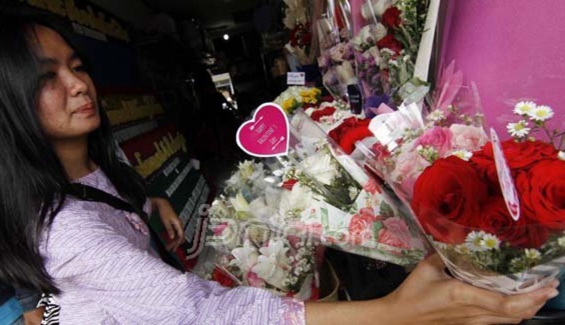 Pembeli memilih bunga mawar yang sudah dirangkai di Pasar Bunga Wastukencana, Kota Bandung, Jumat (12/2). Menjelang hari Valentine pemesanan bunga Mawar meningkat, yang dijual dengan kisaran harga Rp 5 ribu per tangkai. Foto: Khairizal/Radar Bandung/JPNN.com - JPNN.com