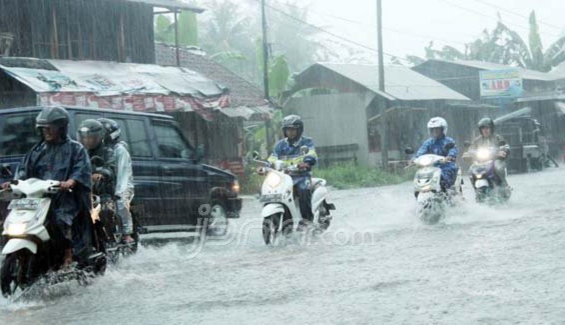 BANJIR LAGI: Setiap hujan deras datang, Jalan SL Tobing Kota Tasikmalaya dilanda banjir, Jumat (12/2). Hingga kini Pemkot Tasikmalaya belum bisa mengatasi kondisi tersebut. Foto: Firgiawan/Radar Tasikmalaya/JPNN.com - JPNN.com