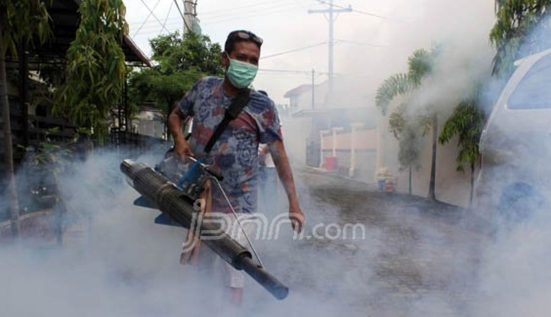 Petugas bersama warga melakukan fogging di kawasan Jalan Amal kota Medan, Minggu (14/2). Kegiatan tersebut untuk mengantisipasi penyakit DBD wabah dari nyamuk. Foto: Danil/Sumut Pos/JPNN.com - JPNN.com