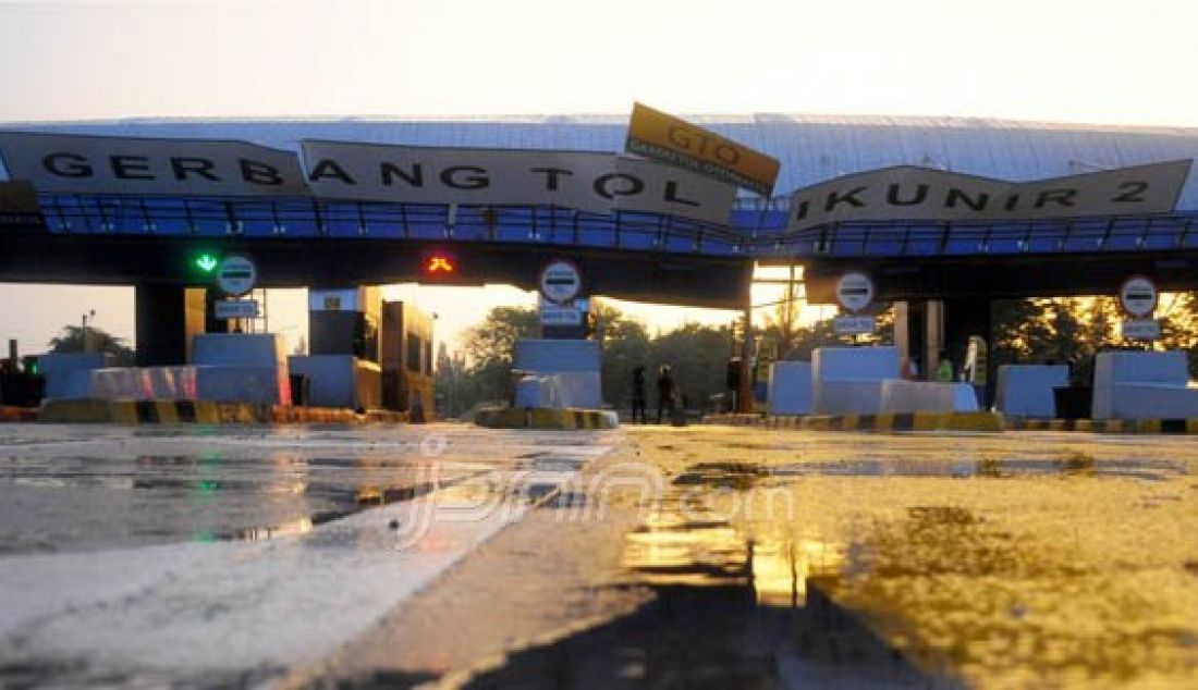AMBRUK: Kondisi pintu tol Cikunir 2 di Bekasi Selatan Kota Bekasi yang ambruk, Minggu (14/2). Ambruknya pintu tol tersebut disebabkan hujan deras dan angin yang melanda Kota Bekasi, tidak ada korban jiwa dalam peristiwa tersebut. Foto: Ariesant/Radar Bekasi/JPNN.com - JPNN.com