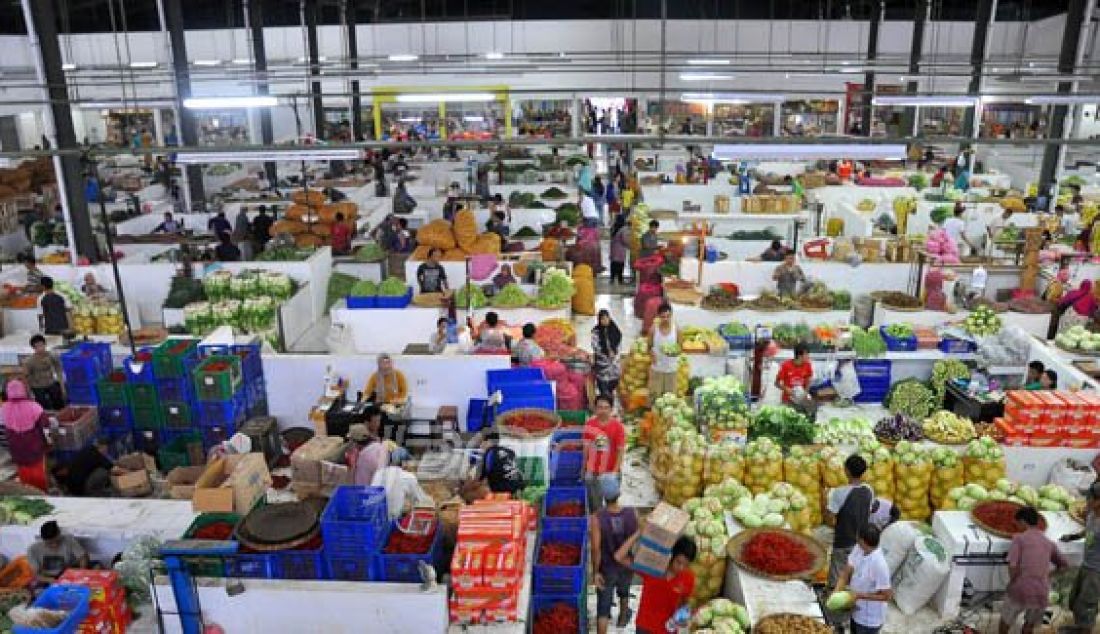 Para pedagang sembako dan sayur mayur sudah mulai menempati pasar Jagasatru Kota Cirebon yang baru selesai direhab, Minggu (14/2). Pasar yang identik dengan kekumuhan ini mencoba untuk menjadi pasar yang bersih dan nyaman bagi pembeli. Foto: Ilmi/Radar Cirebon/JPNN.com - JPNN.com