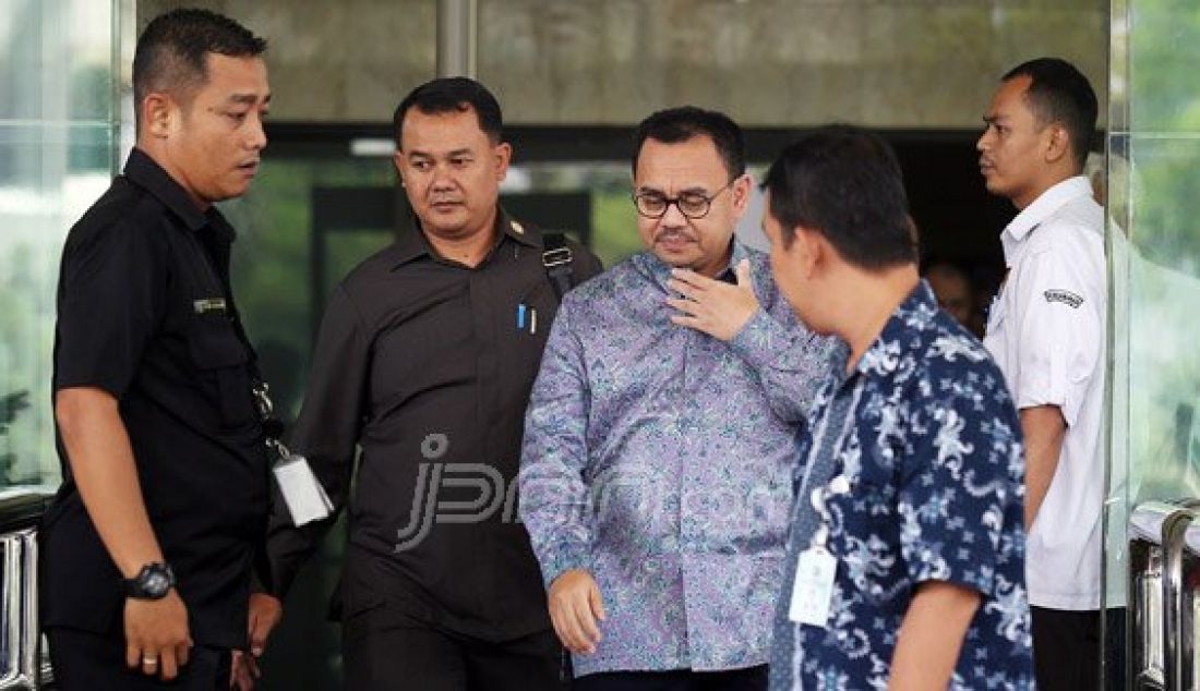 Menteri ESDM Surdirman Said usai mengikuti rapat koordinasi bersama Mendagri Tjahjo Kumolo, Pimpinan KPK dan Gubernur Se-Indonesia di Gedung KPK, Jakarta, Senin (15/2). Rapat membahas soal tindak lanjut dan pengawasan atas pengelolaan pertambangan mineral dan batubara serta sektor energi 2016. Foto: Ricardo/JPNN.com - JPNN.com