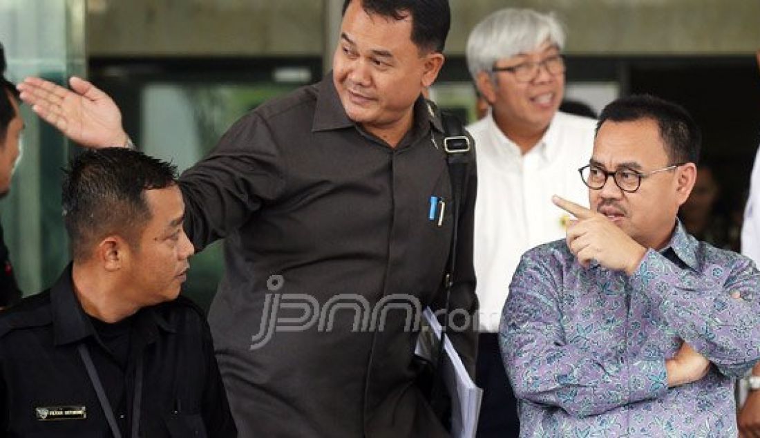 Menteri ESDM Surdirman Said usai mengikuti rapat koordinasi bersama Mendagri Tjahjo Kumolo, Pimpinan KPK dan Gubernur Se-Indonesia di Gedung KPK, Jakarta, Senin (15/2). Rapat membahas soal tindak lanjut dan pengawasan atas pengelolaan pertambangan mineral dan batubara serta sektor energi 2016. Foto: Ricardo/JPNN.com - JPNN.com