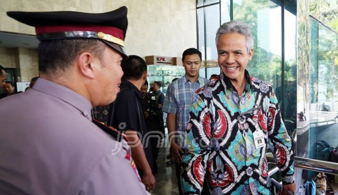 Gubernur Jateng Ganjar Pranowo usai mengikuti rapat koordinasi bersama Mendagri Tjahjo Kumolo, Menteri ESDM Surdirman Said, Pimpinan KPK dan Gubernur Se-Indonesia, Jakarta, Senin (15/2). Rapat membahas soal tindak lanjut dan pengawasan atas pengelolaan pertambangan mineral dan batubara serta sektor energi 2016. Foto: Ricardo/JPNN.com - JPNN.com