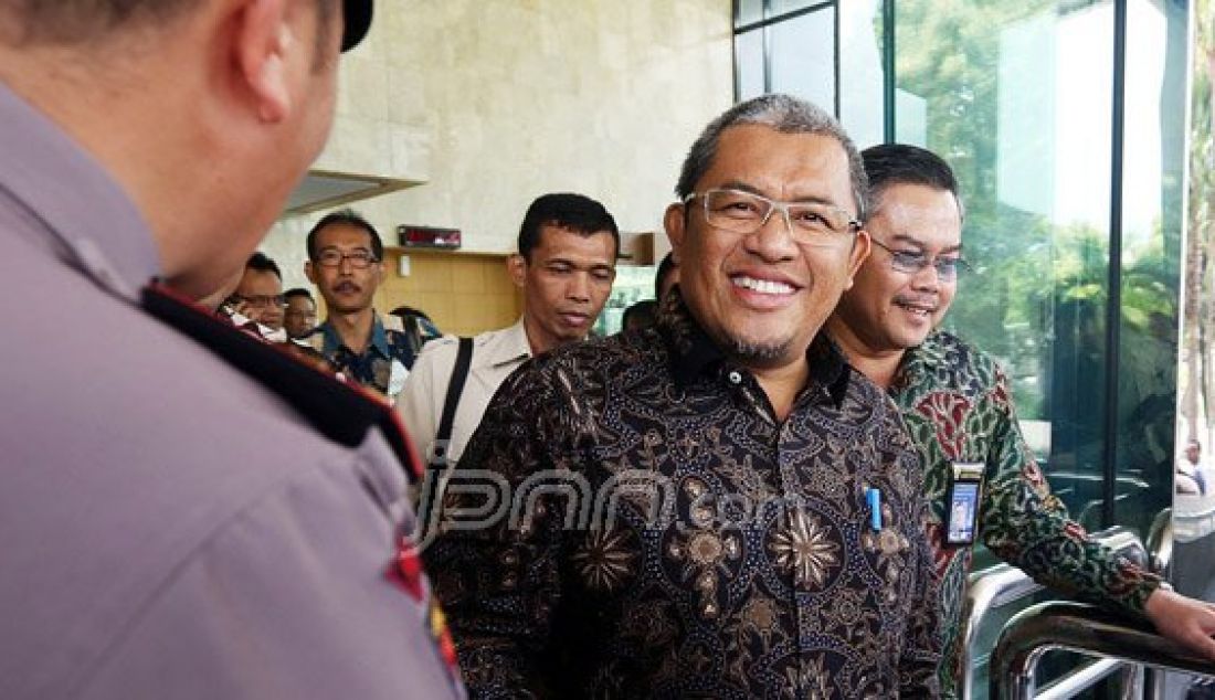 Gubernur Jawa Barat Ahmad Heryawan usai mengikuti rapat koordinasi bersama Mendagri Tjahjo Kumolo, Menteri ESDM Surdirman Said, Pimpinan KPK dan Gubernur Se-Indonesia, Jakarta, Senin (15/2). Rapat membahas soal tindak lanjut dan pengawasan atas pengelolaan pertambangan mineral dan batubara serta sektor energi 2016. Foto: Ricardo/JPNN.com - JPNN.com