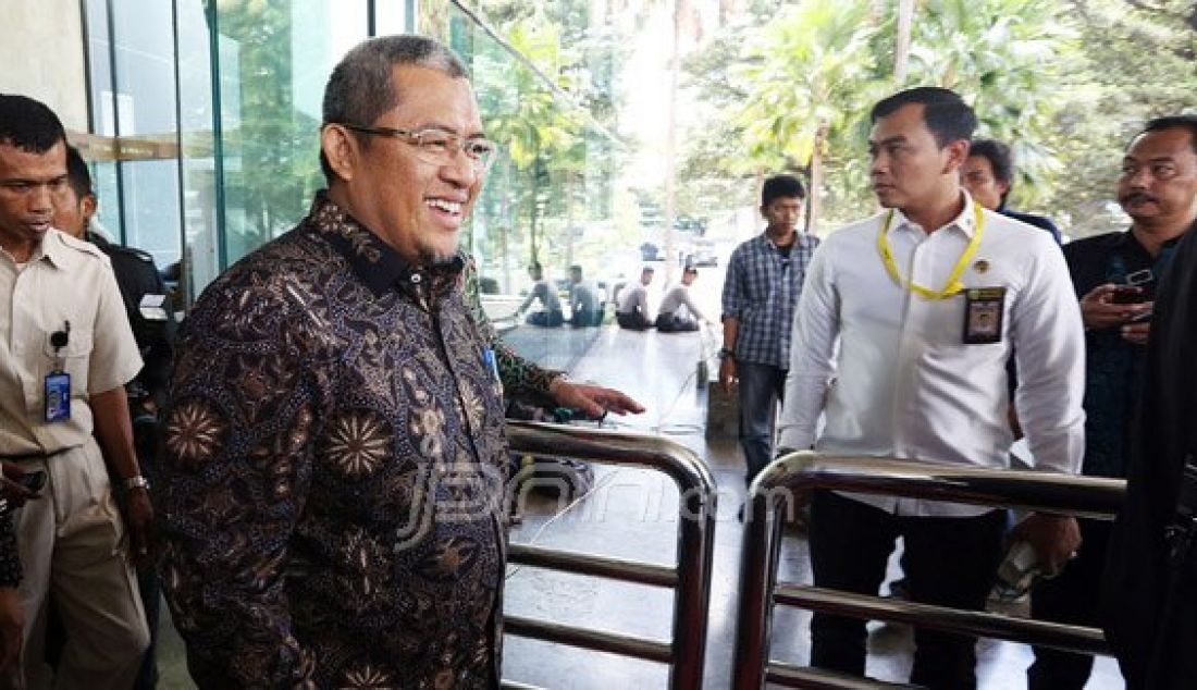 Gubernur Jawa Barat Ahmad Heryawan usai mengikuti rapat koordinasi bersama Mendagri Tjahjo Kumolo, Menteri ESDM Surdirman Said, Pimpinan KPK dan Gubernur Se-Indonesia, Jakarta, Senin (15/2). Rapat membahas soal tindak lanjut dan pengawasan atas pengelolaan pertambangan mineral dan batubara serta sektor energi 2016. Foto: Ricardo/JPNN.com - JPNN.com