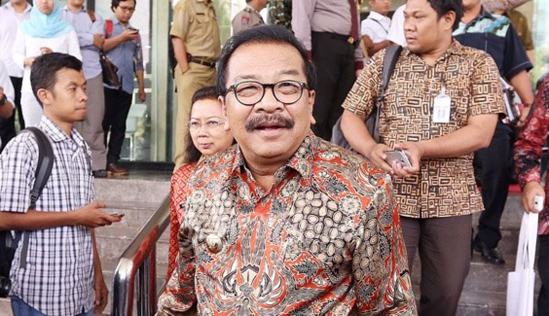 Gubernur Jawa Timur Soekarwo usai mengikuti rapat koordinasi bersama Mendagri Tjahjo Kumolo, Menteri ESDM Surdirman Said, Pimpinan KPK dan Gubernur Se-Indonesia di Gedung KPK, Jakarta, Senin (15/2). Rapat membahas soal tindak lanjut dan pengawasan atas pengelolaan pertambangan mineral dan batubara serta sektor energi 2016. Foto: Ricardo/JPNN.com - JPNN.com