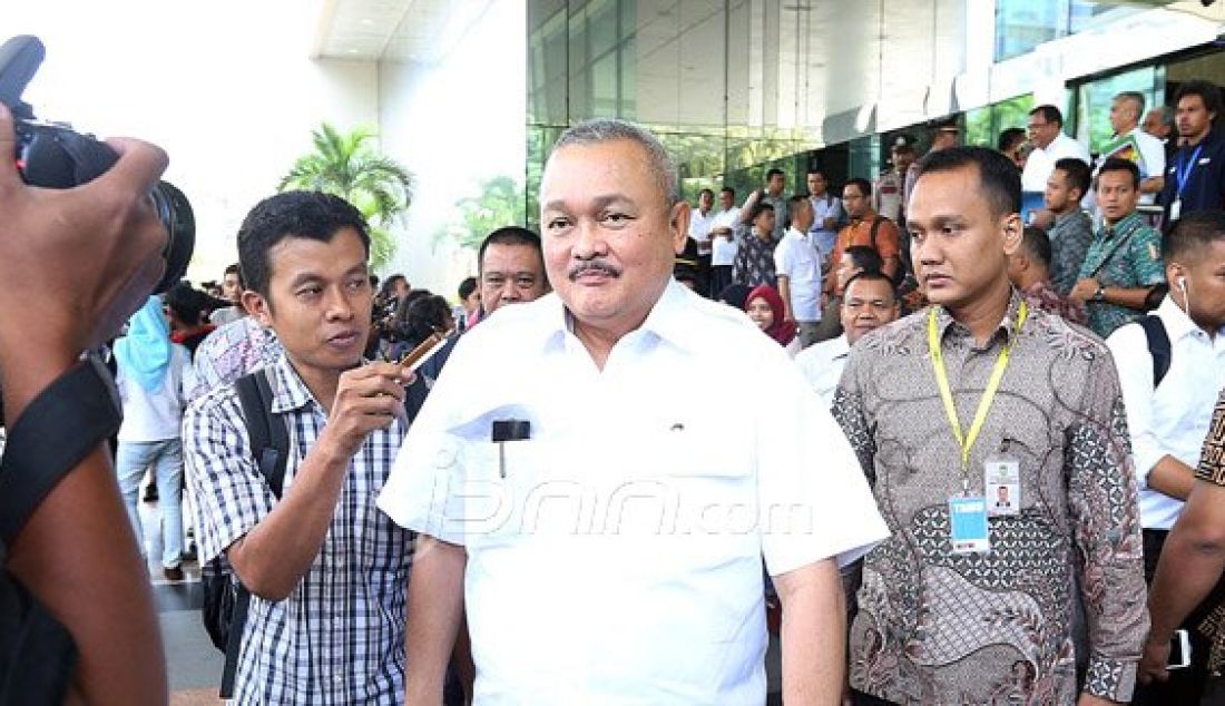 Gubernur Sumsel Alex Noerdin usai mengikuti rapat koordinasi bersama Mendagri Tjahjo Kumolo, Menteri ESDM Surdirman Said, Pimpinan KPK dan Gubernur Se-Indonesia di Gedung KPK, Jakarta, Senin (15/2). Rapat membahas soal tindak lanjut dan pengawasan atas pengelolaan pertambangan mineral dan batubara serta sektor energi 2016. Foto: Ricardo/JPNN.com - JPNN.com