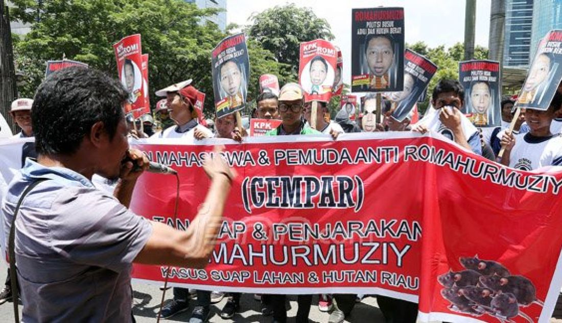 Gerakan Mahasiswa dan Pemuda Anti Romahurmuziy (GEMPAR) menggelar demo di depan Gedung KPK, Jakarta, Senin (15/2). Massa mendesak KPK untuk menetapkan Mantan Ketua Komisi IV DPR Romahurmuziy menjadi tersangka karena telah melakukan Tindak Pidana Korupsi (TPK) Alih Fungsi Lahan Hutan Riau seluas 1.638.249 Hektar. Foto: Ricardo/JPNN.com - JPNN.com