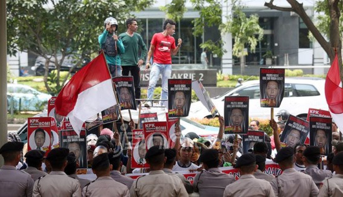 Gerakan Mahasiswa dan Pemuda Anti Romahurmuziy (GEMPAR) menggelar demo di depan Gedung KPK, Jakarta, Senin (15/2). Massa mendesak KPK untuk menetapkan Mantan Ketua Komisi IV DPR Romahurmuziy menjadi tersangka karena telah melakukan Tindak Pidana Korupsi (TPK) Alih Fungsi Lahan Hutan Riau seluas 1.638.249 Hektar. Foto: Ricardo/JPNN.com - JPNN.com