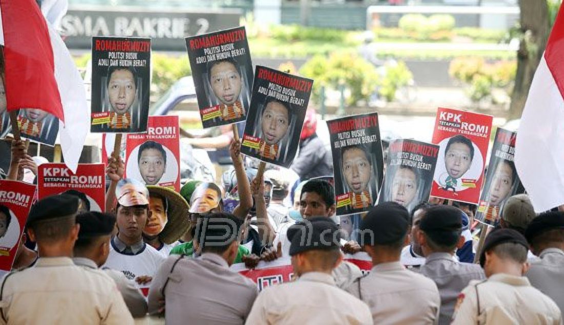 Gerakan Mahasiswa dan Pemuda Anti Romahurmuziy (GEMPAR) menggelar demo di depan Gedung KPK, Jakarta, Senin (15/2). Massa mendesak KPK untuk menetapkan Mantan Ketua Komisi IV DPR Romahurmuziy menjadi tersangka karena telah melakukan Tindak Pidana Korupsi (TPK) Alih Fungsi Lahan Hutan Riau seluas 1.638.249 Hektar. Foto: Ricardo/JPNN.com - JPNN.com