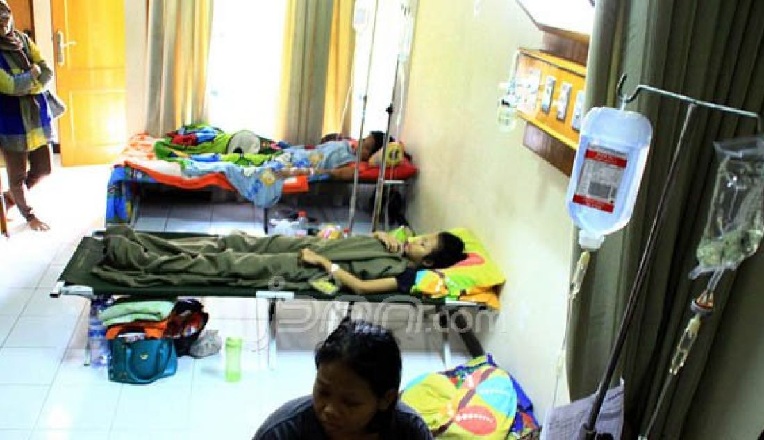 Sejumlah pasien penderita demam berdarah dengue (DBD) menjalani perawatan di RSUD Bogor, Jawa Barat, Senin (15/2). Foto: Maya/Radar Bogor/JPNN.com - JPNN.com
