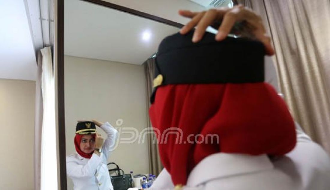 Bupati Luwu Utara terpilih, Indah Putri Indriani mencoba jas yang akan dikenakan saat pelantikan, di salah satu hotel di Makassar, Senin (15/2). Indah Putri Indriani adalah bupati perempuan pertama di Sulawesi Selatan. Foto: M Idham/FAJAR/JPNN.com - JPNN.com