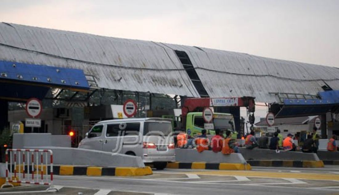 Sejumlah kendaraan menuju pintu tol Cikunir 2 Bekasi Selatan Kota Bekasi, Senin (15/2). Sebanyak 10 loket pintu tol tersebut telah di buka kembali usai ambruk. Foto: Ariesant/Radar Bekasi/JPNN.com - JPNN.com