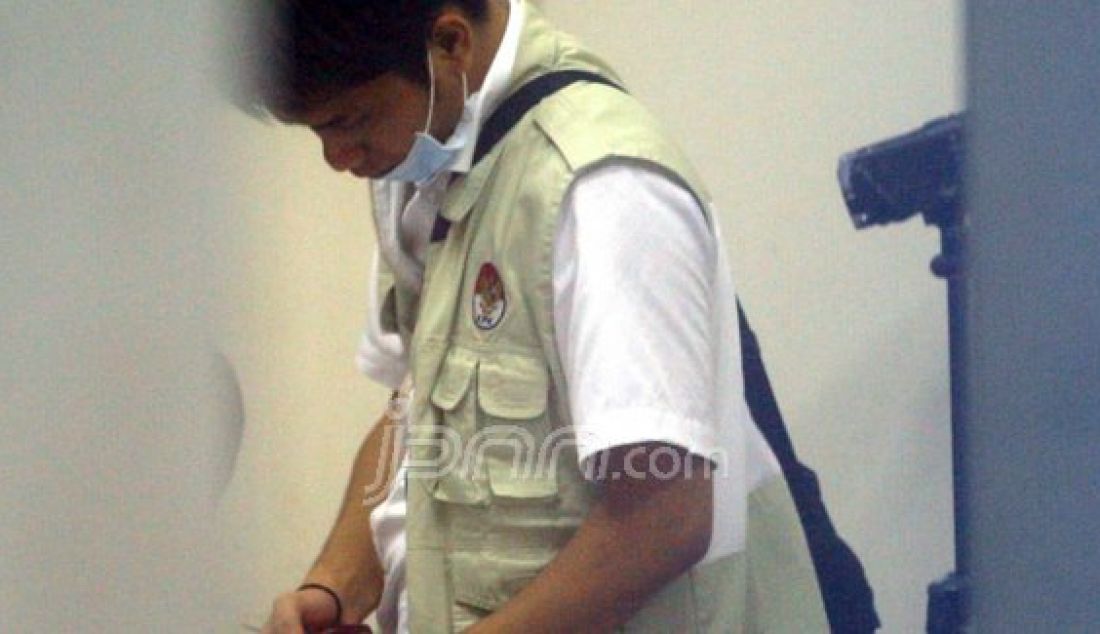 Anggota KPK memeriksa salah satu kantor CGA yang berada di Gayungkebonsari Manunggal Surabaya, (16/2). Foto: Dipta/Jawa Pos/JPNN.com - JPNN.com
