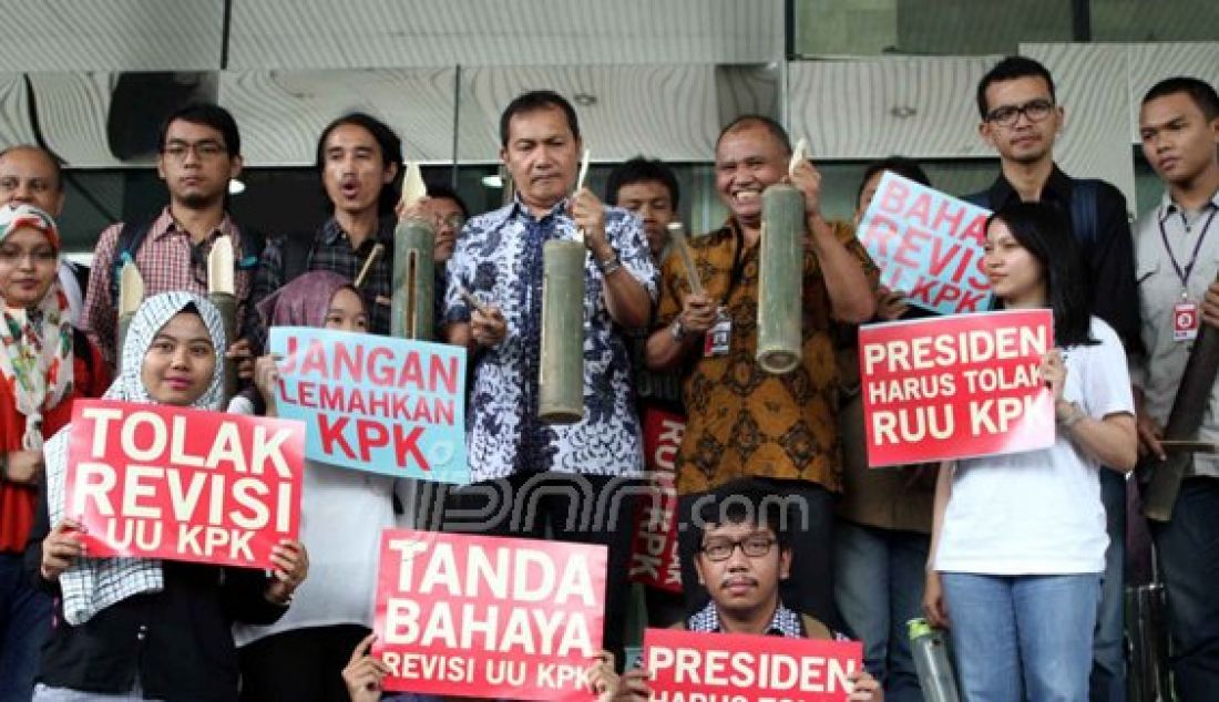 Pimpinan KPK Agus Rahardjo (tengah) dan Saut Situmorang (ke tiga dari kiri) saat menemui pengunjukrasa dari Koalisi Masyarakat Sipil Anti Korupsi di lobby Gedung KPK, Jakarta, Selasa (16/2). Mereka memukul kentongan sebagai tanda bahaya jika revisi Undang-undang KPK dilakukan karena dinilai dapat melemahkan. Foto: Ukon/Indopos/JPNN.com - JPNN.com