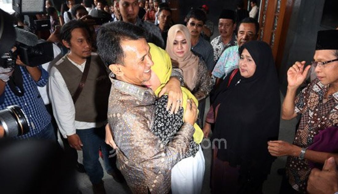 Terdakwa kasus suap tiga hakim dan seorang panitera Pengadilan Tata Usaha Negara (PTUN) Medan sebesar USD27.000 dan SGD5.000 Gubernur nonaktif Sumatera Utara Gatot Pujo Nugroho (kanan) bersama istrinya Evi Susanti menjalani sidang tuntutan di Pengadilan Tipikor, Kemayoran, Jakarta Pusat, Rabu (17/2). Gatot dituntut 4,5 tahun penjara denda 200 juta subsider 5 bulan kurungan dan Evy dituntut 4 tahun penjara denda 200 juta subsider 5 bulan kurungan. Foto : Ricardo/JPNN.com - JPNN.com