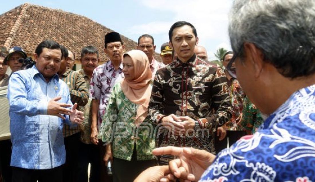 Ketua Fraksi Partai Demokrat DPR RI Edhie Baskoro Yudhoyono (kiri) dan Wakil Ketua Komisi IV Fraksi Partai Demokrat DPR RI Herman Khaeron (ketiga kanan) Saat Menghadiri Acara Peresmian Taman Teknologi Pertanian (TTP) di Desa Ngadirejan, Kecamatan Pringkuku Kabupaten Pacitan, Rabu (17/2). Ibas Mengapresiasi Pemerintah karen telah memanfaatkan Lahan Pertanian Demi Meningkatkan Kesejahtraan Para Petani. Foto : Ricardo/JPNN.com - JPNN.com