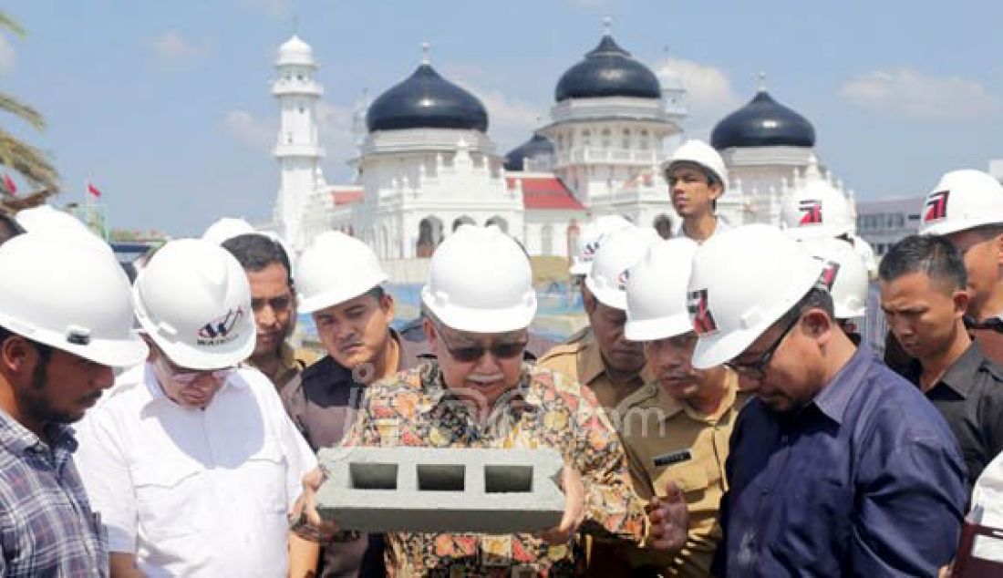 SIDAK: Gubernur Aceh Zaini Abdullah memegang batako saat melakukan sidak proyek Masjid Raya Baiturrahman, Banda Aceh, Rabu (17/2). Gubernur mengatakan agar batako untuk pembagunan tersebut diganti karena tidak layak digunakan. Foto: Hendri/Rakyat Aceh/JPNN.com - JPNN.com