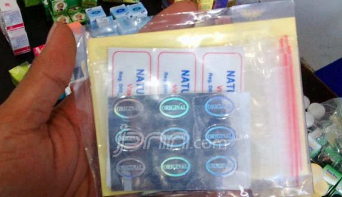 Puluhan kosmetik ilegal disita aparat kepolisian Polsek Tapa saat melakukan pengamanan di pasar Kamis Tapa, kota Gorontalo, Kamis (18/2). Foto: Ayis/Gorontalo Post/JPNN.com - JPNN.com