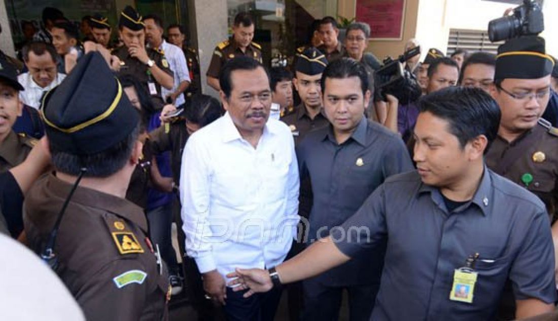 Jaksa Agung HM Prasetyo saat menjawab pertanyaan awak media saat berkunjung ke Kejaksaan Tinggi (Kejati) Lampung, Kamis (18/2). Foto: Tegar/Radar Lampung/JPNN.com - JPNN.com