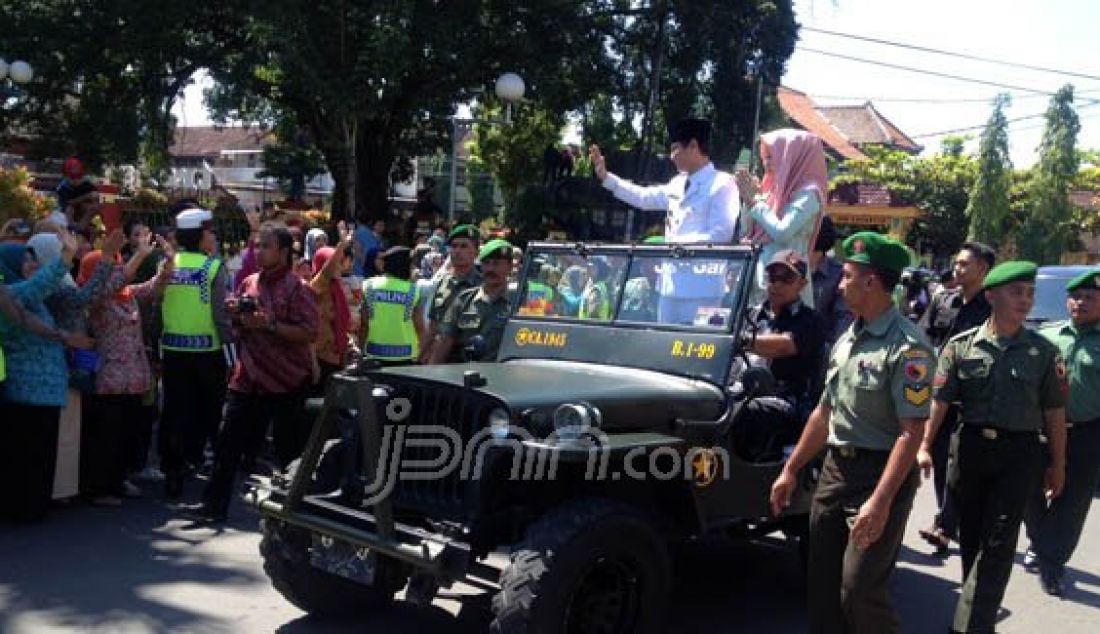 Wakil Bupati Trenggalek Nur Arifin bersama istrinya Novita Herdiani naik mobil jeep perang saat diarak ke pendopo Trenggalek, Jumat (19/2). Foto: Thomas/JPNN.com - JPNN.com