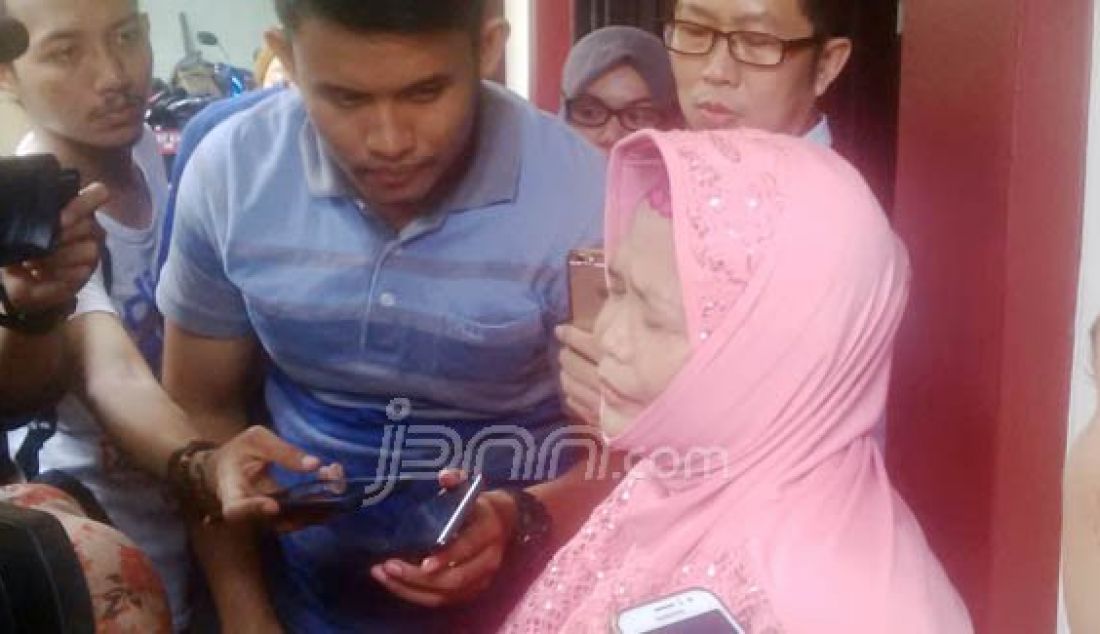 Ibu angkat Saipul Jamil, &acirc;€ŽHj Sumarni (53) usai mengunjungi mantan suami Dewi Persik tersebut Polsek Kelapa Gading, Jakarta Utara, Jumat (19/2). Foto: Gilang/JPNN.com - JPNN.com