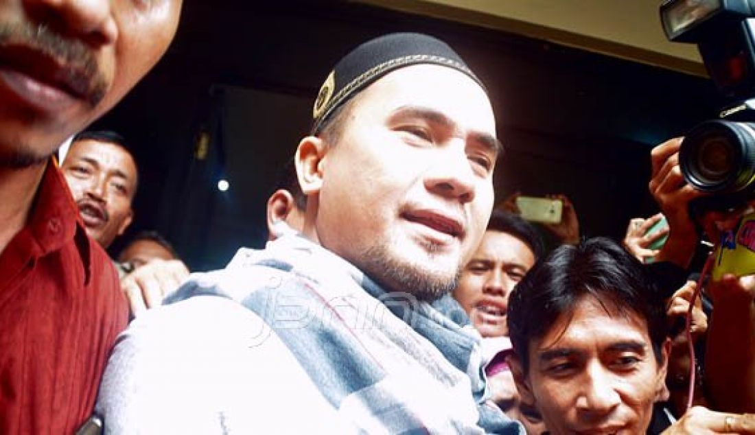 Pedangdut Saipul Jamil saat berada di Polsek Kelapa Gading, Jakarta Utara, Jumat (19/2). Foto: Gilang/JPNN.com - JPNN.com