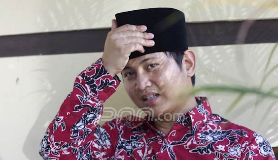 Wakil Bupati Trenggalek, M Nur Arifin saat berbincang dengan JPNN.com di sela makan siangnya, Jumat (19/2). M Nur Arifin mengungkapkan bahwa jika dirinya tidak memakai kopiah dan miring, mungkin ia tidak akan terpilih menjadi Wabup Trenggalek. Foto: Ermiko/JPNN.com - JPNN.com