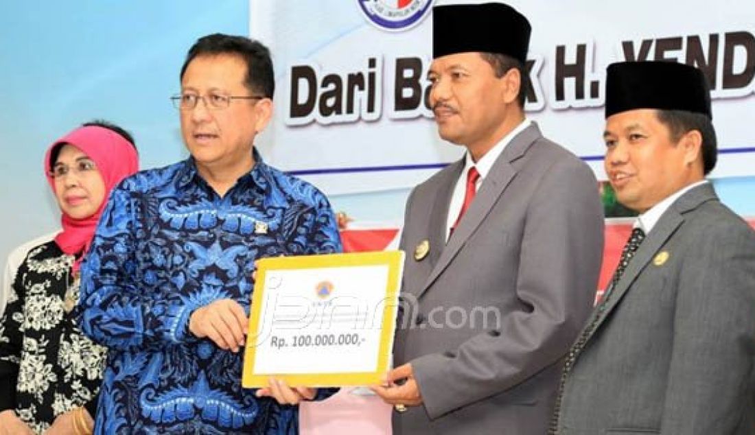 ketua DPD RI Irman Gusman saat menyerahkan bantuan di 50 kota di Indonesia. Foto: Ridwan/Padang Ekspres - JPNN.com