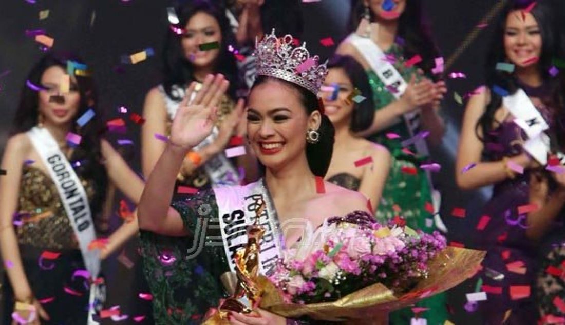 ANGGUN: Kezia Roslin Cikita Warouw saat meraih mahkota sebagai Putri Indonesia 2016 di Plenary Hall Jakarta Convention Center (JCC), jumat (19/2). Foto: Fedrik/Jawa Pos/JPNN.com - JPNN.com