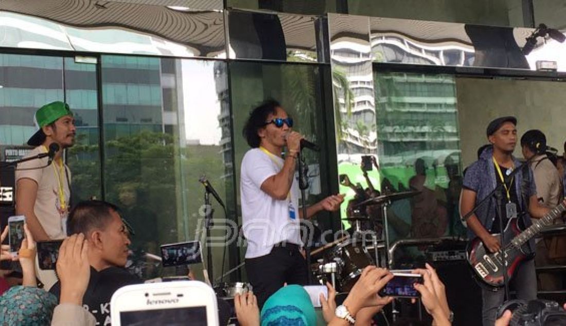 Penampilan grup brand Slank di gedung KPK, Kuningan, Jakarta, Senin (22/2). Dalam aksinya Slank membawakan salah satu lagunya yang berjudul 'Seperti para Koruptor'. Foto: Boy/JPNN.com - JPNN.com