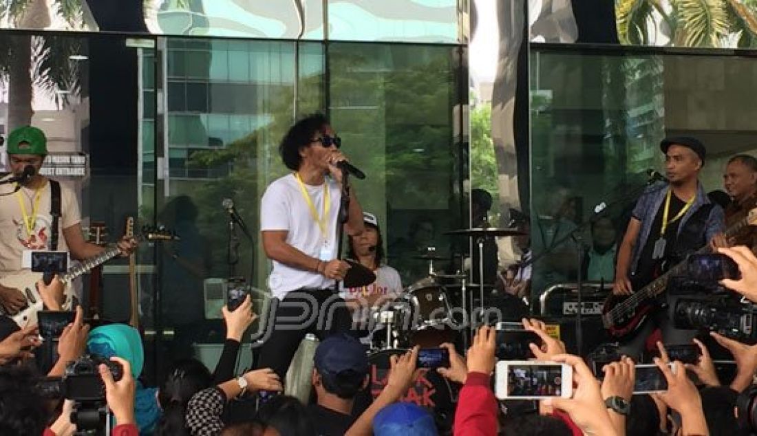 Penampilan grup brand Slank di gedung KPK, Kuningan, Jakarta, Senin (22/2). Dalam aksinya Slank membawakan salah satu lagunya yang berjudul 'Seperti para Koruptor'. Foto: Boy/JPNN.com - JPNN.com