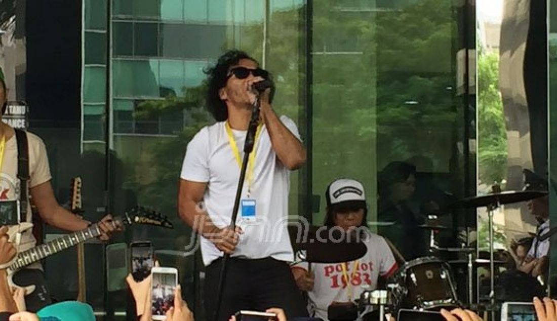 Penampilan grup brand Slank di gedung KPK, Kuningan, Jakarta, Senin (22/2). Dalam aksinya Slank membawakan salah satu lagunya yang berjudul 'Seperti para Koruptor'. Foto: Boy/JPNN.com - JPNN.com