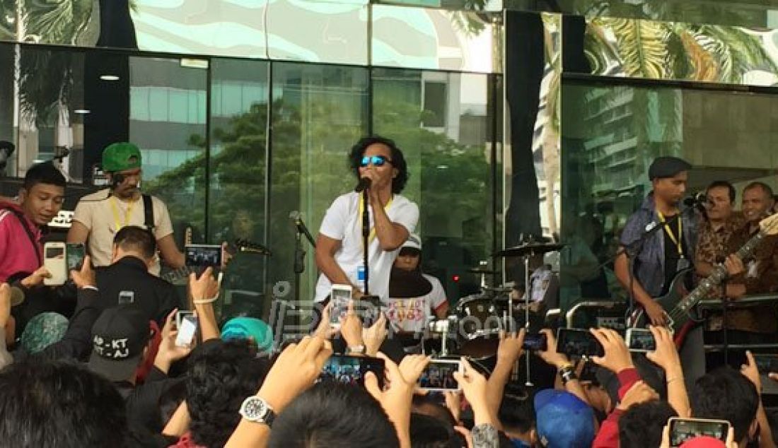 Penampilan grup brand Slank di gedung KPK, Kuningan, Jakarta, Senin (22/2). Dalam aksinya Slank membawakan salah satu lagunya yang berjudul 'Seperti para Koruptor'. Foto: Boy/JPNN.com - JPNN.com