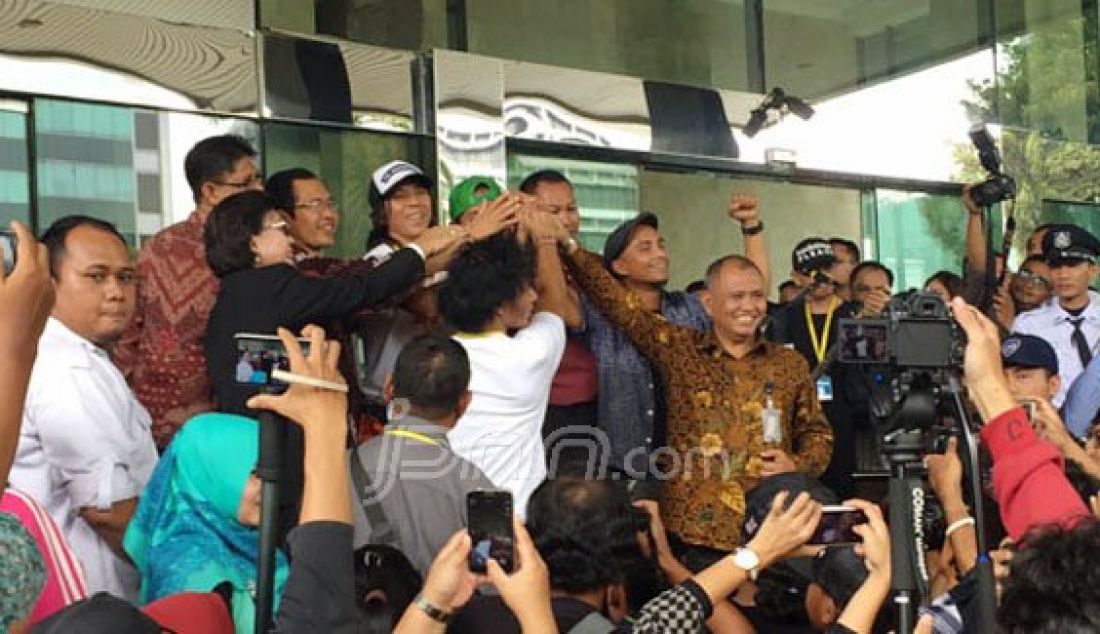 Grup brand Slank usai konser berjabat tangan dengan para pimpinan KPK, Kuningan, Jakarta, Senin (22/2). Dalam aksinya Slank membawakan sejumlah lagu dan di antaranya berjudul 'Seperti para Koruptor'. Foto: Boy/JPNN.com - JPNN.com