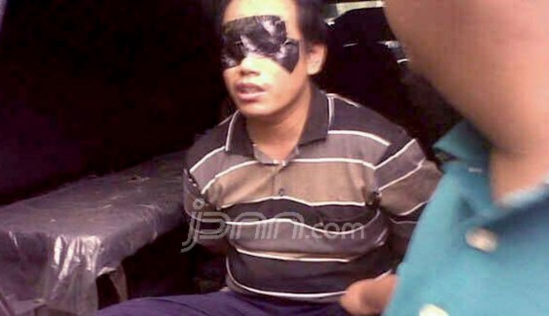 Salah seorang terduga teroris yang berhasil diamankan anggota Brimob Polda Metro Jaya di kawasan kota Tangerang, Minggu (22/2)Foto: Togar/Radar Banten/JPNN.com - JPNN.com