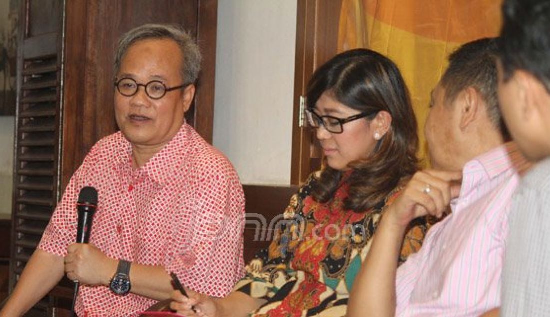 Politisi senior Partai Golkar Hajriyanto Y Tohari (kiri) bersama kader muda Partai Golkar Meutya Hafid (tengah), dan Koordinator Gerakan Indonesia Bersih Adhie Massardi (kanan) menjadi pembicara dalam diskusi politik di Jakarta, Minggu (21/2). Diskusi tersebut diselenggarakan dengan mengambil tajuk Mau Kemana Golkar. Foto : Ricardo/JPNN.com - JPNN.com