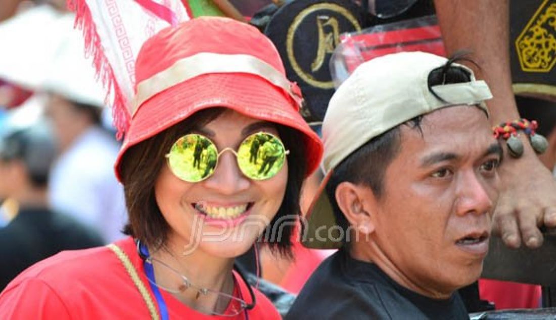 Wisatawan mancanegara tampak puas menikmati puncak perayaan hari raya Cap Go Meh 2016 yang diadakan di Kota Singkawang, Senin (22/2). Foto: Ocsya/Rakyat Kalbar/JPNN.com - JPNN.com