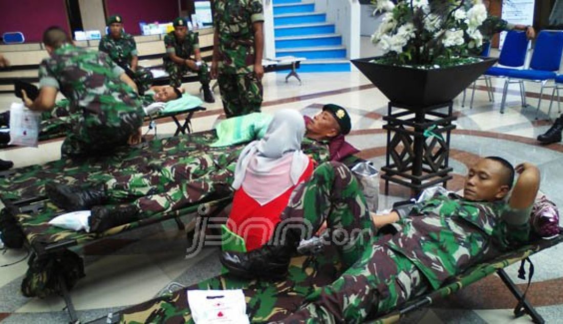 Anggota TNI AD dari Brigif 13/Galuh mendonorkan darah di RS Prasetya Bunda Kota Tasikmalaya, Selasa (23/2). Foto: Firgiawan/Radar Tasikmalaya/JPNN.com - JPNN.com
