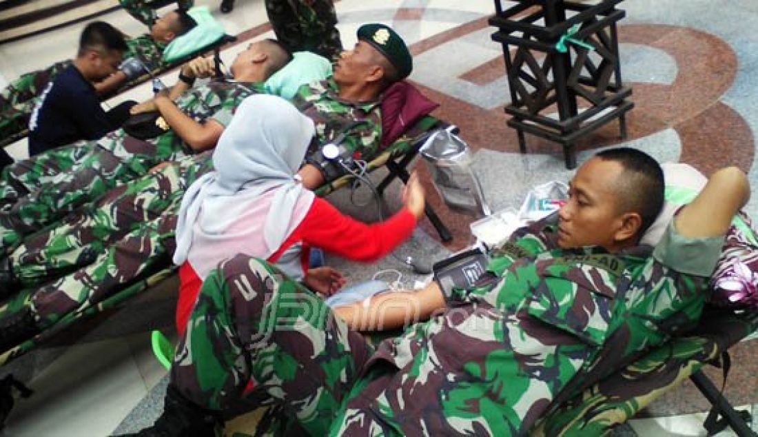 Anggota TNI AD dari Brigif 13/Galuh mendonorkan darah di RS Prasetya Bunda Kota Tasikmalaya, Selasa (23/2). Foto: Firgiawan/Radar Tasikmalaya/JPNN.com - JPNN.com