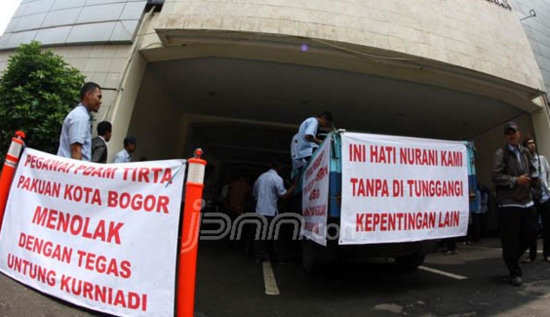 Ratusan pegawai Perusahaan Daerah Air Minum (PDAM) Tirta Pakuan Kota Bogor, kembali menggelar aksi demo di Halaman kantor DPRD kota Bogor, Rabu (24/2). Dalam aksinya massa direktur utama (dirut), Untung Kurniadi segera mengundurkan diri. Foto: Sofyansyah/Radar Bogor/JPNN.com - JPNN.com