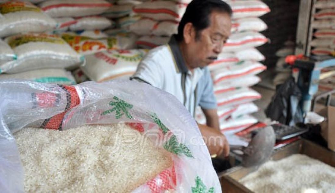 TERBAIK: Harga beras hasil Petani Indonesia ternyata paling mahal se-Asia Tenggara dan rasanya paling enak dibandingkan beras beras dari negara lain, hal ini di sebabkan faktor cuaca di Indonesia yang unik. Foto: Ilmi/Radar Cirebon/JPNN.com - JPNN.com