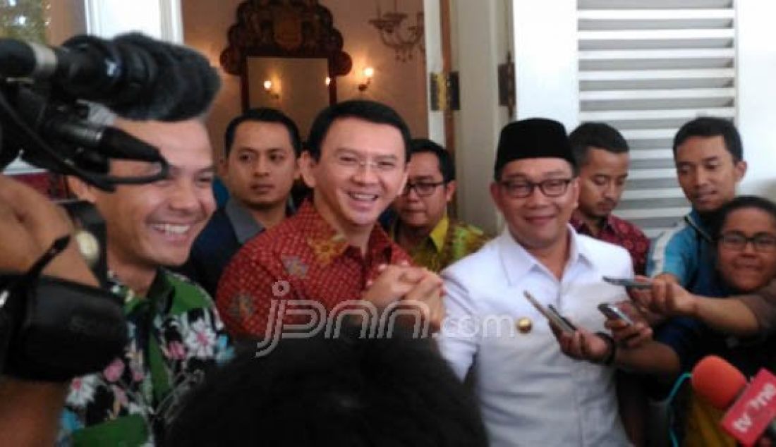 Gubernur Jawa Tengah Ganjar Pranowo, Gubernur DKI Jakarta Basuki Tjahaja Purnama (Ahok) dan Wali kota Bandung Ridwan kamil usai melakukan pertemuan di balai kota DKI Jakarta, Kamis (25/2). Foto: Gilang/JPNN.com - JPNN.com